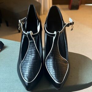 Pointed Black T-Strap Pumps with Croc-Texture and Contrast Trim